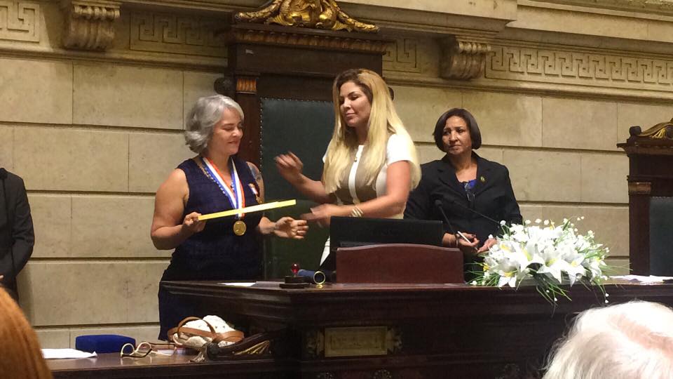 Adriana Facina recebe homenagem na Câmara