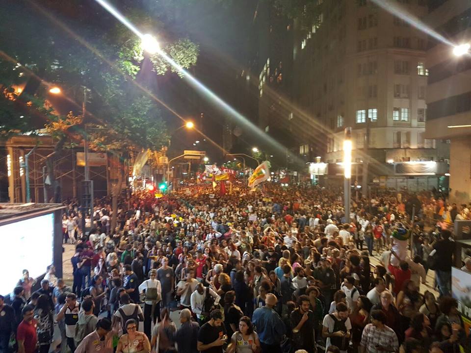 Milhares de manifestantes tomam a avenida Rio Branco pedindo eleições diretas para a Presidência